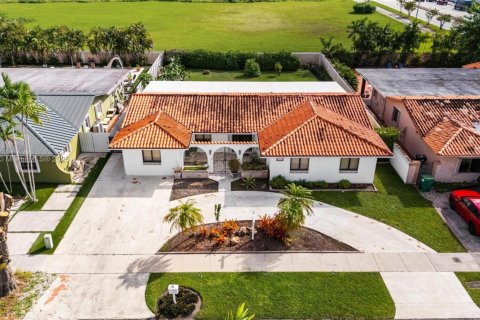 Купить виллу или дом в Майами, Флорида 5 спален, 192.4м2, № 1956130 - фото 1