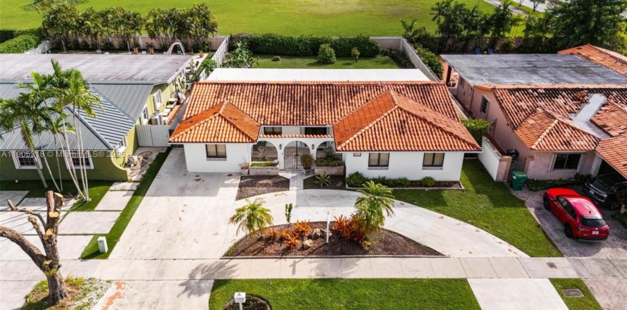 Дом в Майами, Флорида 5 спален, 192.4м2 № 1956130