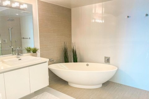 Condominio en venta en Sunny Isles Beach, Florida, 3 dormitorios, 175.77 m2 № 1995903 - foto 6