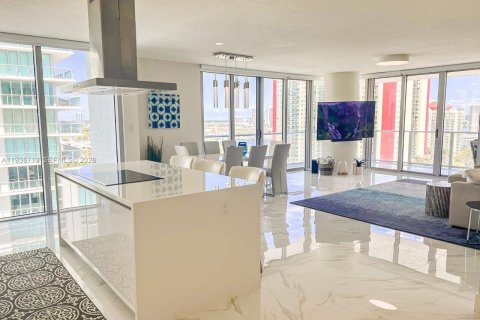 Condominio en venta en Sunny Isles Beach, Florida, 3 dormitorios, 175.77 m2 № 1995903 - foto 13