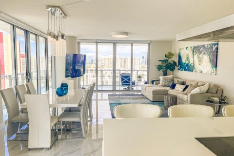 Condominio en venta en Sunny Isles Beach, Florida, 3 dormitorios, 175.77 m2 № 1995903 - foto 12