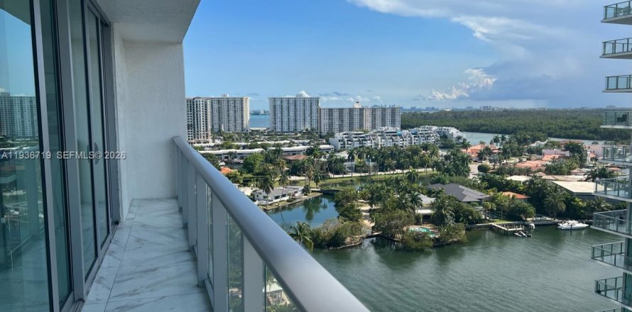 Condominio en Sunny Isles Beach, Florida, 3 dormitorios № 1995903