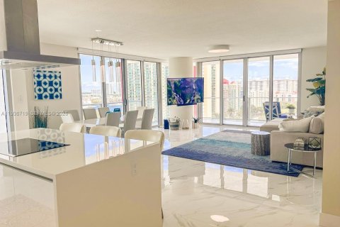 Condominio en venta en Sunny Isles Beach, Florida, 3 dormitorios, 175.77 m2 № 1995903 - foto 3