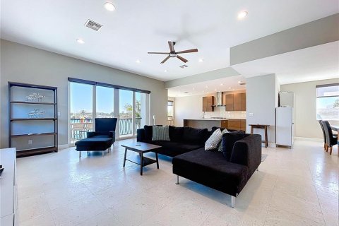 Casa en venta en Treasure Island, Florida, 4 dormitorios, 324.69 m2 № 2139275 - foto 6