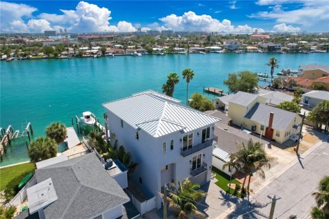 Casa en venta en Treasure Island, Florida, 4 dormitorios, 324.69 m2 № 2139275 - foto 2