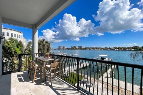 Casa en venta en Treasure Island, Florida, 4 dormitorios, 324.69 m2 № 2139275 - foto 11
