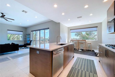 Casa en venta en Treasure Island, Florida, 4 dormitorios, 324.69 m2 № 2139275 - foto 17