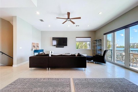 Casa en venta en Treasure Island, Florida, 4 dormitorios, 324.69 m2 № 2139275 - foto 7