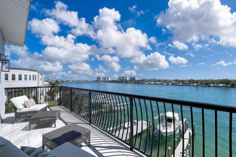 Casa en venta en Treasure Island, Florida, 4 dormitorios, 324.69 m2 № 2139275 - foto 26