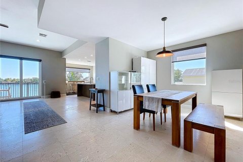 Casa en venta en Treasure Island, Florida, 4 dormitorios, 324.69 m2 № 2139275 - foto 13