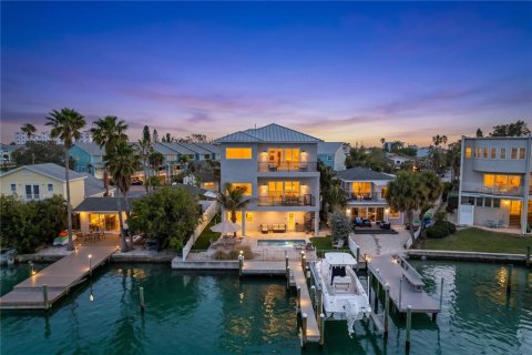 Casa en Treasure Island, Florida 4 dormitorios, 324.69 m2 № 2139275