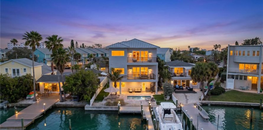 Casa en Treasure Island, Florida 4 dormitorios, 324.69 m2 № 2139275