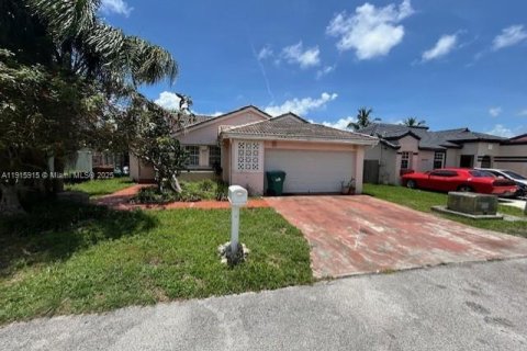 Купить виллу или дом в Катлер-Бей, Флорида 4 спальни, 159.79м2, № 1972014 - фото 2