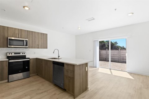 Снять в аренду таунхаус в Майами, Флорида 3 спальни, № 2006069 - фото 7