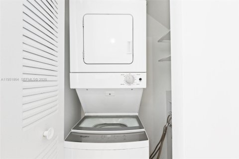 Снять в аренду таунхаус в Майами, Флорида 3 спальни, № 2006069 - фото 23