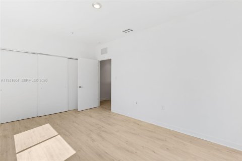 Снять в аренду таунхаус в Майами, Флорида 3 спальни, № 2006069 - фото 15