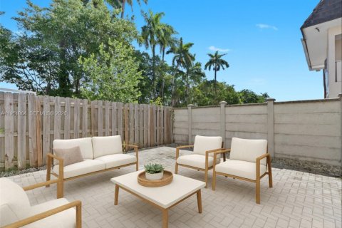 Снять в аренду таунхаус в Майами, Флорида 3 спальни, № 2006069 - фото 24