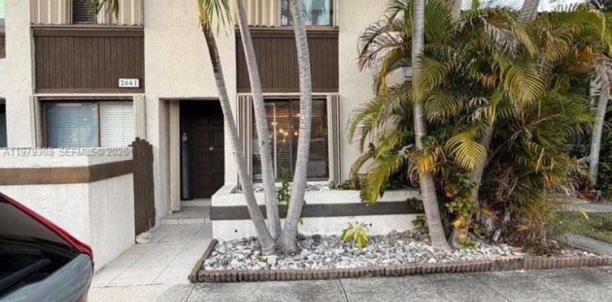 Townhouse in North Miami Beach, Florida 3 bedrooms, 147.71 sq.m. № 2046031