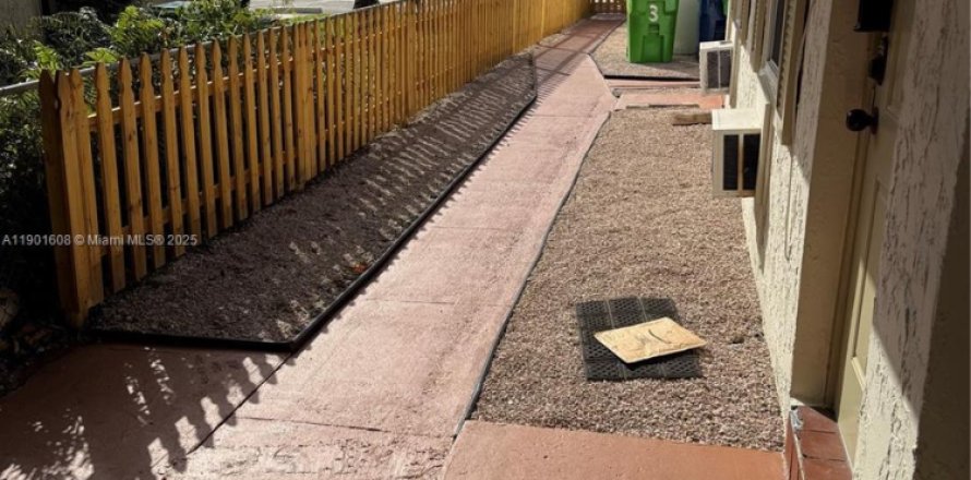 Commercial property in Sunrise, Florida 365.57 sq.m. № 1953196