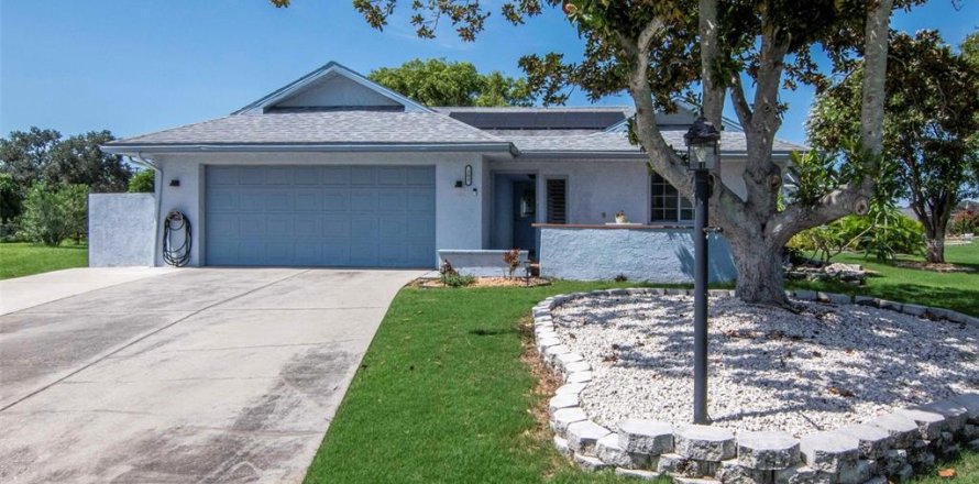 House in Sun City Center, Florida 2 bedrooms, 154.78 sq.m. № 2237850