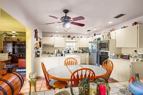 House in Miami, Florida 4 bedrooms, 265.61 sq.m. № 2185859 - photo 8