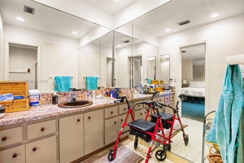 House in Miami, Florida 4 bedrooms, 265.61 sq.m. № 2185859 - photo 24