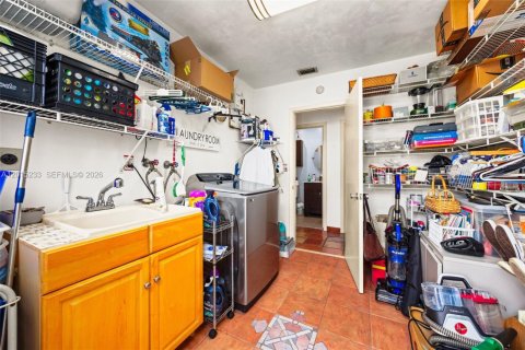 House in Miami, Florida 4 bedrooms, 265.61 sq.m. № 2185859 - photo 26