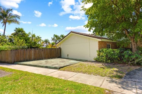 House in Miami, Florida 4 bedrooms, 265.61 sq.m. № 2185859 - photo 29
