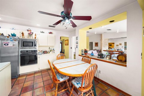 House in Miami, Florida 4 bedrooms, 265.61 sq.m. № 2185859 - photo 11