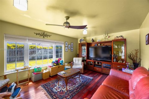 House in Miami, Florida 4 bedrooms, 265.61 sq.m. № 2185859 - photo 15