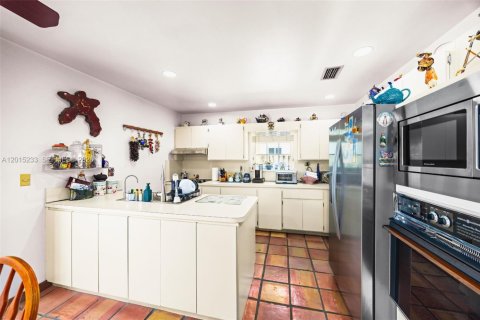House in Miami, Florida 4 bedrooms, 265.61 sq.m. № 2185859 - photo 9