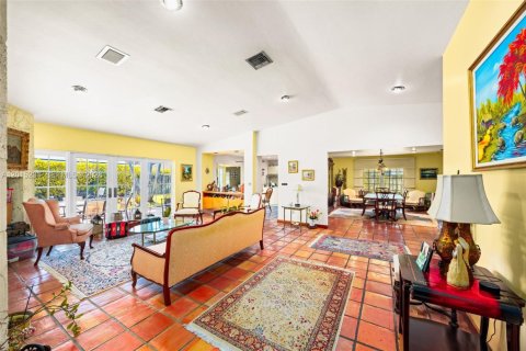 House in Miami, Florida 4 bedrooms, 265.61 sq.m. № 2185859 - photo 2