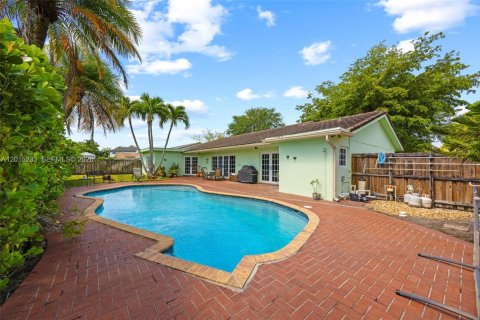 House in Miami, Florida 4 bedrooms, 265.61 sq.m. № 2185859 - photo 13