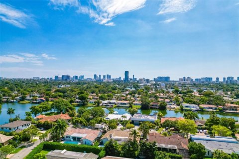 House in Miami, Florida 4 bedrooms, 265.61 sq.m. № 2185859 - photo 30