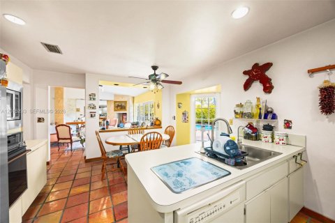 House in Miami, Florida 4 bedrooms, 265.61 sq.m. № 2185859 - photo 10