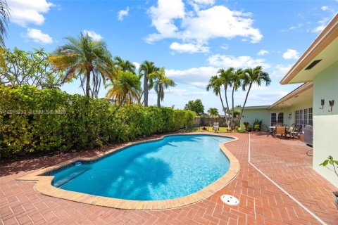 House in Miami, Florida 4 bedrooms, 265.61 sq.m. № 2185859 - photo 12