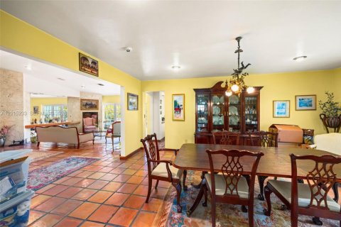 House in Miami, Florida 4 bedrooms, 265.61 sq.m. № 2185859 - photo 4