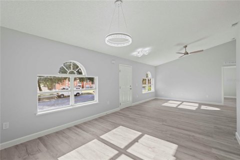 Villa ou maison à vendre à Minneola, Floride: 3 chambres, 186.55 m2 № 2114848 - photo 9
