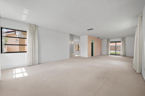 House in Plantation, Florida 3 bedrooms, 189.8 sq.m. № 2392422 - photo 12