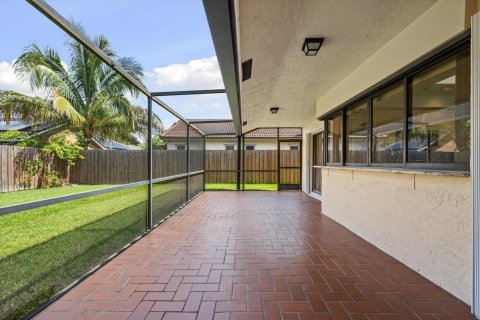 House in Plantation, Florida 3 bedrooms, 189.8 sq.m. № 2392422 - photo 30