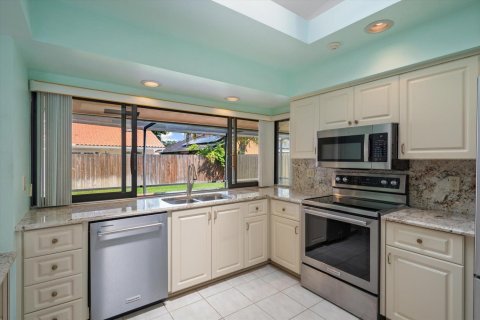 House in Plantation, Florida 3 bedrooms, 189.8 sq.m. № 2392422 - photo 11