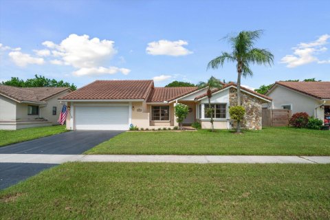 House in Plantation, Florida 3 bedrooms, 189.8 sq.m. № 2392422 - photo 2