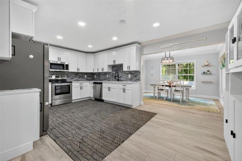 House in Seminole, Florida 4 bedrooms, 194.35 sq.m. № 1907813 - photo 7