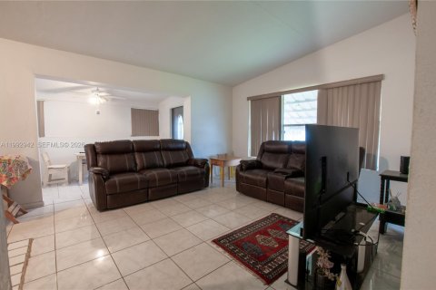 Casa en venta en West Park, Florida, 2 dormitorios, 81.57 m2 № 2056804 - foto 5