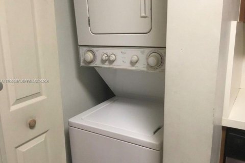 Снять в аренду кондоминиум в Корал-Спрингс, Флорида 2 спальни, 74.32м2, № 2077606 - фото 11