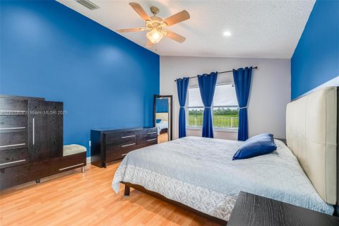 House in Pembroke Pines, Florida 4 bedrooms, 217.3 sq.m. № 1922977 - photo 16