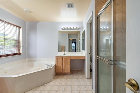 House in Pembroke Pines, Florida 4 bedrooms, 217.3 sq.m. № 1922977 - photo 19