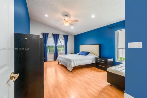 House in Pembroke Pines, Florida 4 bedrooms, 217.3 sq.m. № 1922977 - photo 15