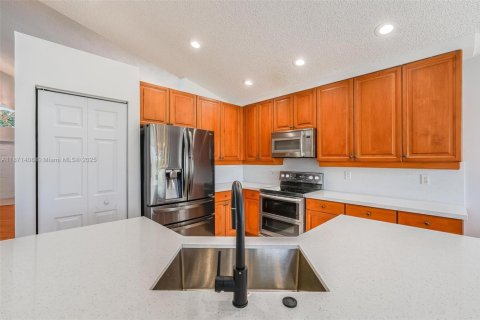 House in Pembroke Pines, Florida 4 bedrooms, 217.3 sq.m. № 1922977 - photo 13