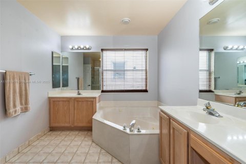 House in Pembroke Pines, Florida 4 bedrooms, 217.3 sq.m. № 1922977 - photo 18